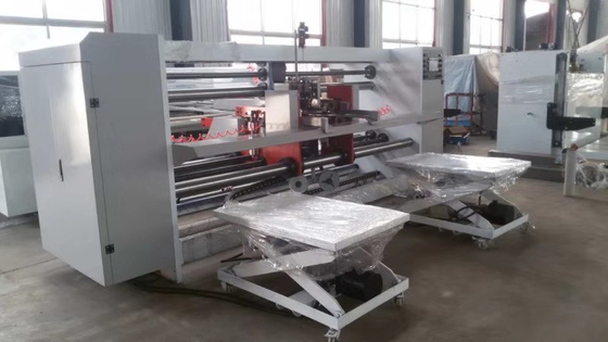 Le double piquant de carton ondulé de grande taille semi automatique couvre clouer la machine