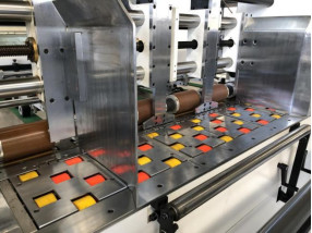 La boîte se plissante et de découpage ondulée de carton de machine meurent coupeur