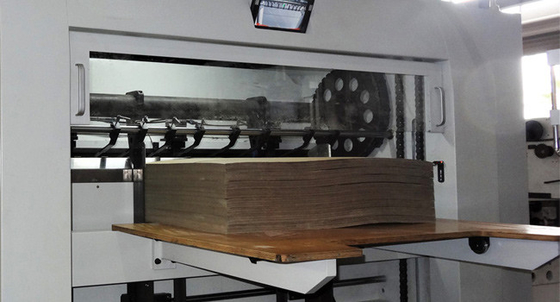 Machine de découpage se plissante à plat de carton ondulé