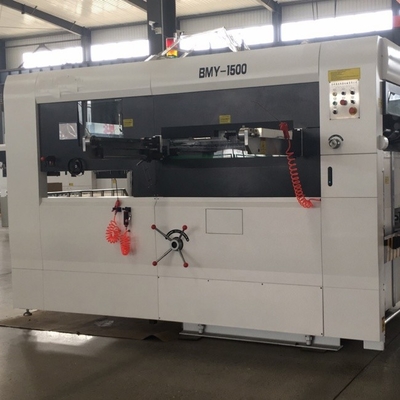 Machine de découpe à la matrice de carton ondulé blanc/gris contrôlée par PLC