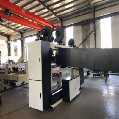 Machine à coller en carton pliable à l'aide d'un ordinateur
