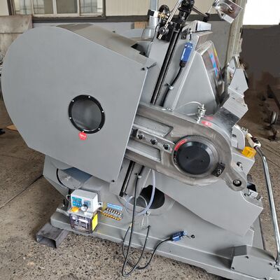 Machine de découpe de carton ondulé avec longueur de pliage inférieure à 40M, force de coupe élevée et source d'alimentation électrique assurant le traitement des cartons