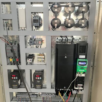 Machine de fabrication de boîtes en carton ondulé à haute capacité avec alimentation et empilage continus pour une production en grand volume