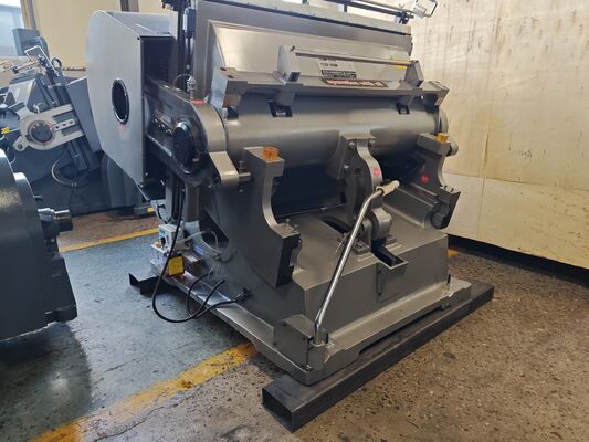 Machine de découpe à la matrice manuelle en carton ondulé ML1200, de grande capacité, de dimensions de 1200 × 830 mm et équipée de quatre systèmes de sécurité