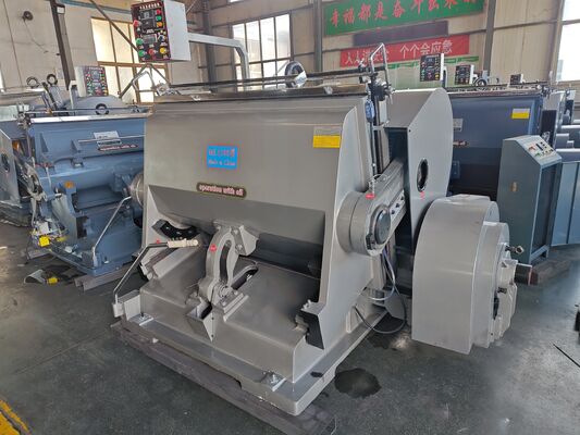 Machine de découpe semi-automatique ML1500 avec quatre dispositifs de sécurité et embrayage de frein à plaque d'aspiration électrique pour cartons ondulés