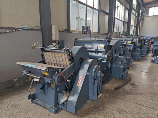 Machine de découpe de cartons ondulés semi-automatique ML750 avec frein d'embrayage à plaque d'aspiration électrique et quatre dispositifs de sécurité pour un fonctionnement sûr