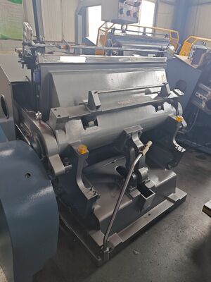 Machine de découpe de carton ondulé manuelle robuste ML1100 avec une vitesse de 20 pièces/min, une taille de 1100 * 800 mm et quatre systèmes de sécurité