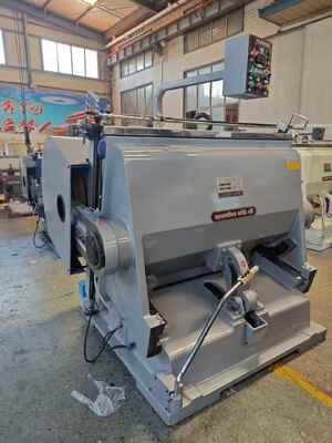 Machine de découpe semi-automatique ML1500 avec une taille maximale de 1 500 mm, quatre systèmes de sécurité et une alimentation manuelle du papier