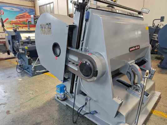 ML1500 Machine semi-automatique de découpe de carton ondulé avec frein à embrayage à plaque d'aspiration électrique et quatre dispositifs de sécurité pour un fonctionnement sûr