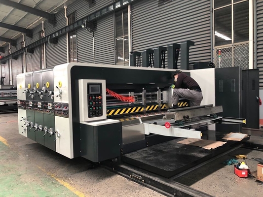 Couleur automatique faite sur commande de la machine d'impression de Flexo quatre avec le coupeur de matrice