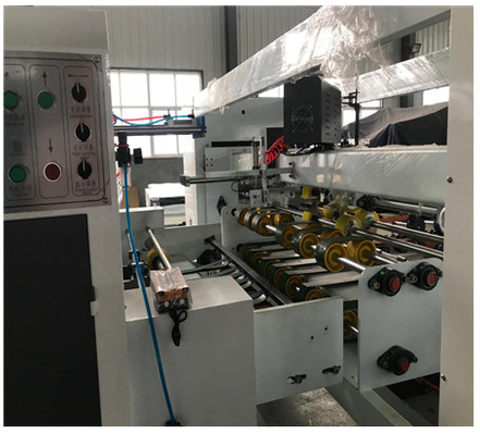 Machine ondulée complètement automatique de boîtes d'OMRON pour la fabrication de cartons de carton
